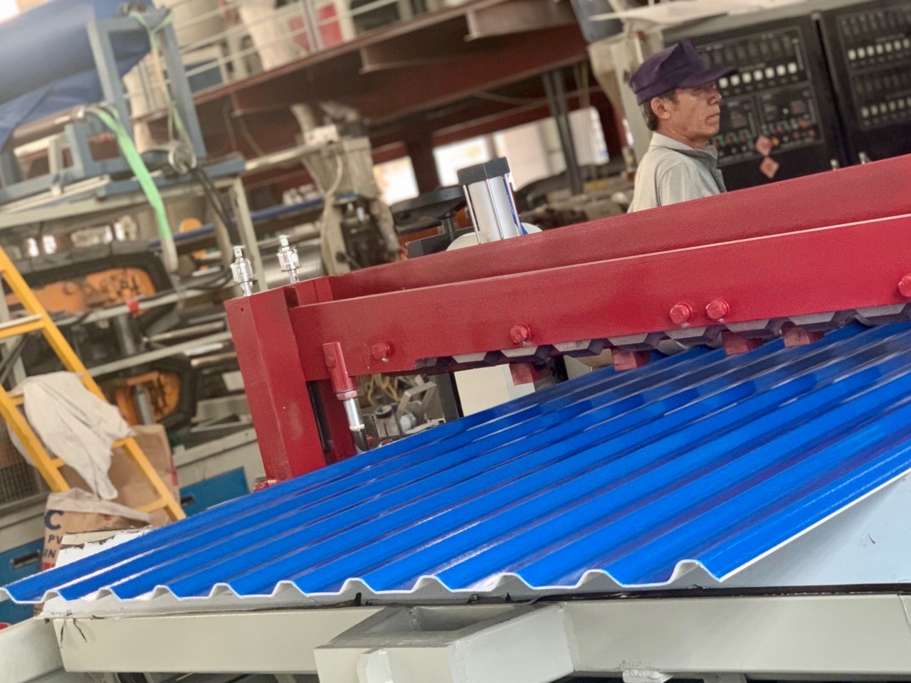 Ảnh minh họa quy trình sản xuất vật liệu PVC dùng cho hệ mái