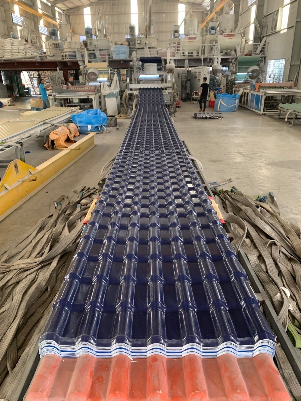 Ngói nhựa PVC ASA 4 lớp màu xanh tại dây chuyền sản xuất