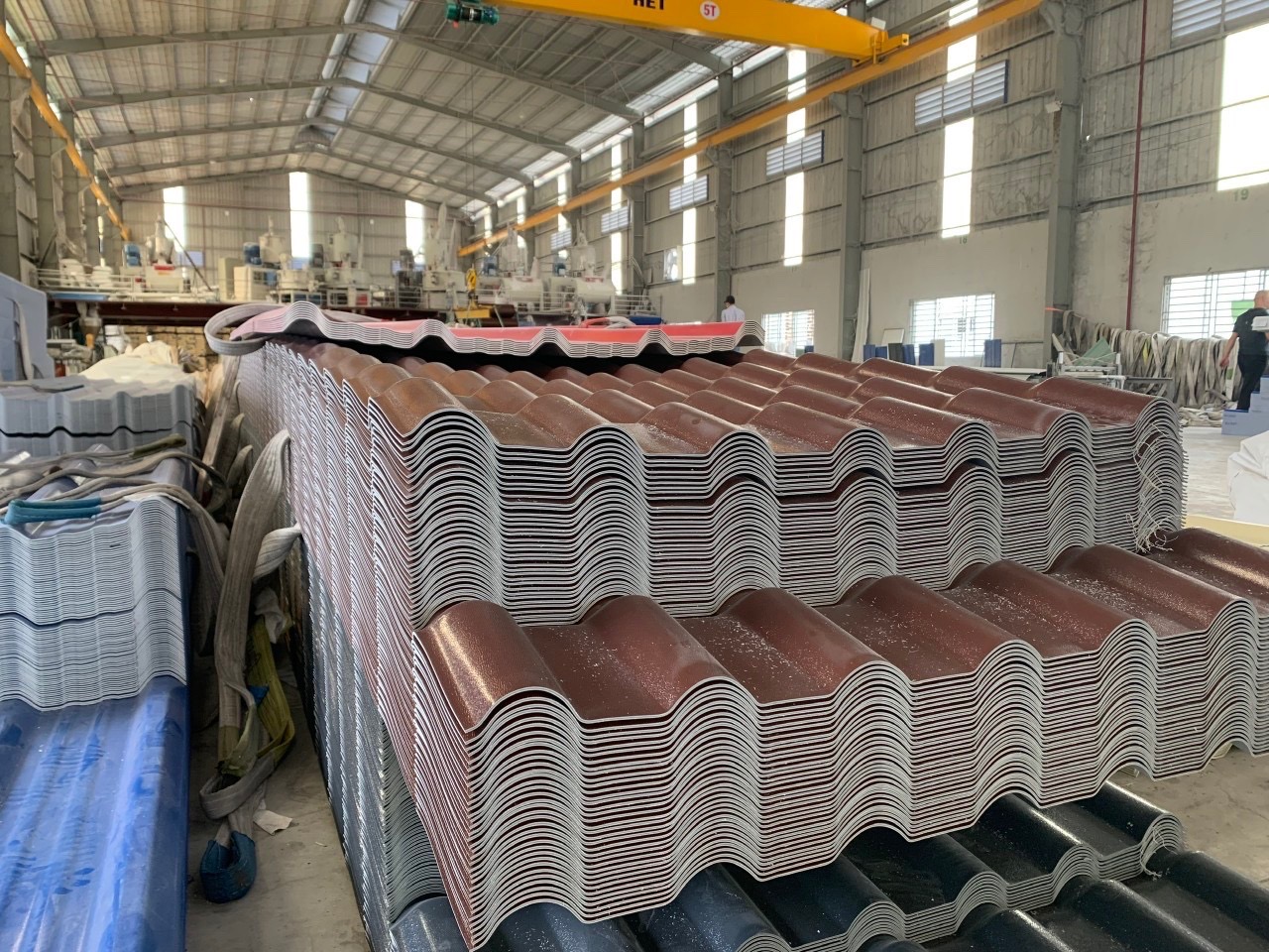 Ngói nhựa PVC ASA màu nâu tại kho